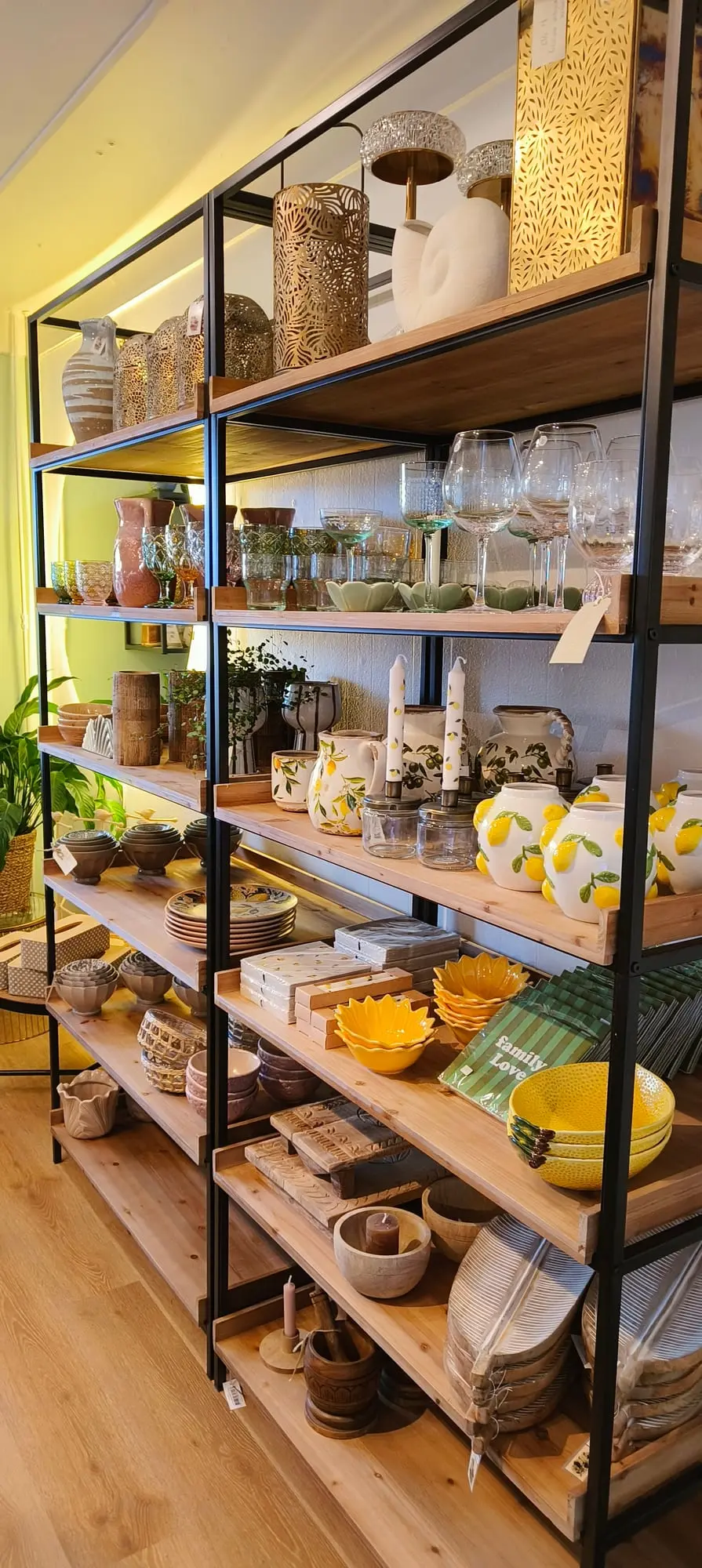 Shelves with ceramics, glassware and gift ideas in Break Boutique